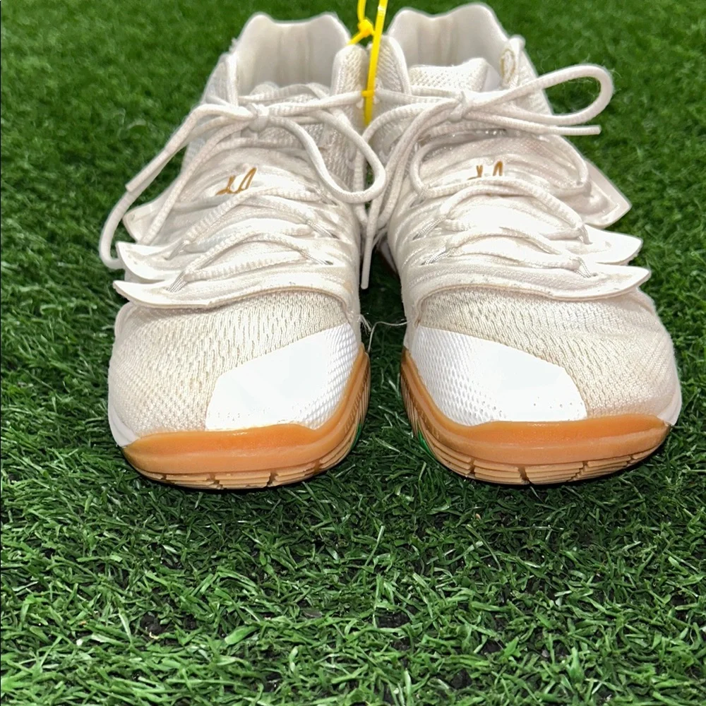 Nike Kyrie 5 GS Irish Sneakers Youth Size 2.5 White Metallic Gold AQ2458-170 EUC